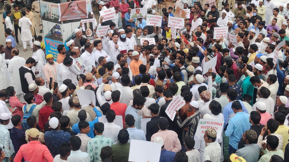 TabrezKhanSab92's tweet photo. Lanatti Rizvi Ki Kitab Aur Tripura Muslim Par VHP Jaise Atankiyon Ke Hamle Ke Khilaf Aaj Muslim Chowk Gulbarga Me Kul Jamati Ka Zabardast Ehtejaj.! 
#TripuraGovtMurdabad #VHPTerror #LanatiRizviMurdabad https://t.co/oXqU12Rsxh