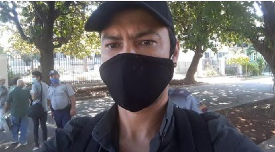 14ymedio's tweet photo. La Seguridad del Estado cubana anuncia a Yunior García que irá a la prisión Combinado del Este https://t.co/24qR7MwOaJ
El activista fue informado ayer por la policía política de que no podrá hacer la marcha en solitario del 14N https://t.co/tAxjnsqJU2