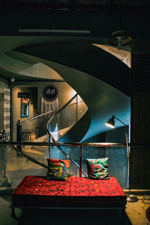 DesignDekko's tweet photo. Work, read, eat or relax – Mauji Café in Pune is a cross between a cosy living room, a co-working space and a vibrant café. Find out more about this unique time café on DesignDekko.
#IndoBohemian #cafe #TimeCafe #Mauji #interior #interiordesign #exteriors #design #art https://t.co/lX5ELu34uZ