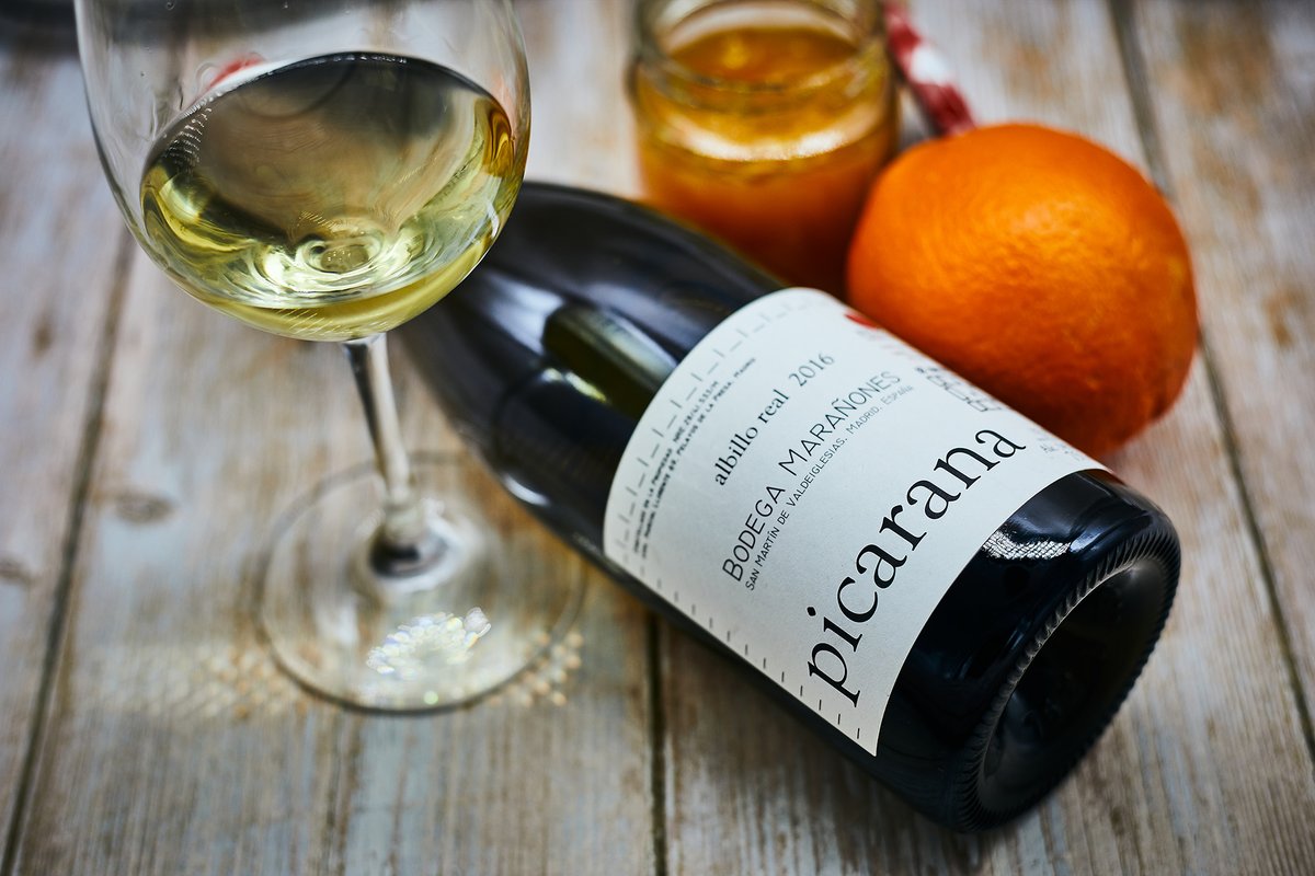 BodegaMaranones's tweet photo. Picarana comes to the 4 plots from Marañones State.
Grapes stay skin contact for 12-24 hours before natural settling.
We get a long-drink wine, with balsamic hints of thyme and lavender with a nice mineral finish.
#domadrid #albillo #sierradegredos #bodegasmarañones https://t.co/Aso9jcgxES