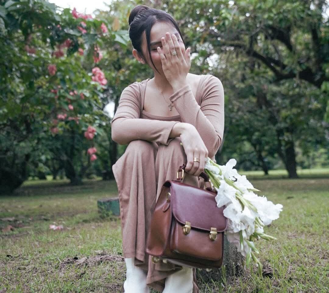 maryahuyo's tweet photo. darren adjusts the camera and focuses it on kyline.

"flowers for you, love."

"wait lang, nakakahiya."

"hindi ka nahihiya sa harap ng camera, love. kinikilig ka lang talaga."

"wag mo 'ko binubuking."
she laughs and almost hit him with the flowers he just gave.

cute.

#kyrren https://t.co/ST7EgCYqyH