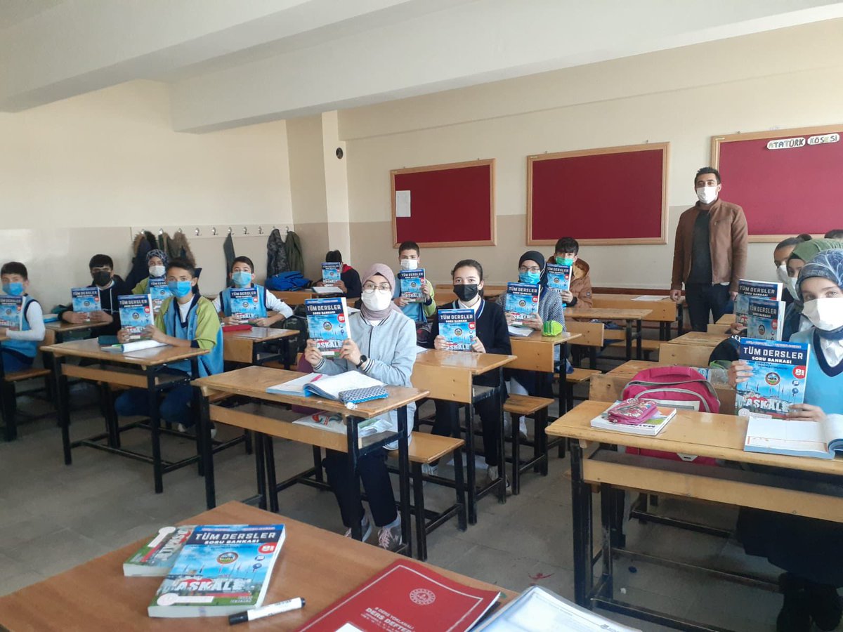 Aşkale İlçe Kaymakamımız Sayın Murat KARALOĞLU'na ,Aşkale Belediye Başkanımız D.r Ahmet YAPTIRMIŞ'a  ve İlçe Milli Eğitim Müdürümüz Hakan ÇİNAR'a 8.sinif öğrencilerimize verdikleri destekten dolayı  Hakkı Pınar Ortaokulu olarak teşekkür ediyoruz.
<a href="/karaloglu_murat/">Murat KARALOĞLU</a>
<a href="/hakancinarmem/">Hakan ÇINAR</a>