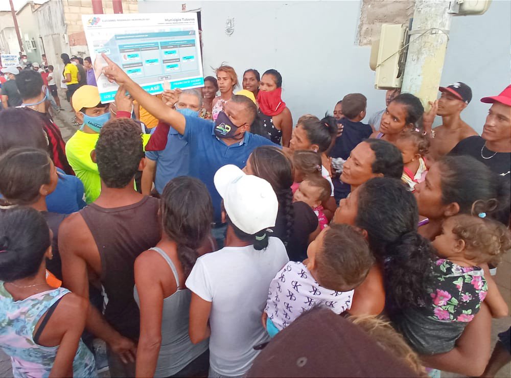 alfreditodiaz's tweet photo. ¡Nosotros vamos a votar en cambote por la MUD UNIDAD, la de la manito!
Familias enteras de Punta de Piedras me recibieron en las puertas de sus casas, para expresarnos sus problemas y deseos de cambio, ya no soportan más la falta de agua y la delincuencia organizada. https://t.co/Xb4Wfnbyap