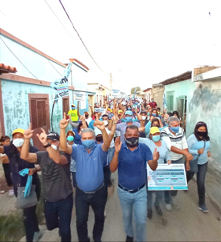 alfreditodiaz's tweet photo. ¡Nosotros vamos a votar en cambote por la MUD UNIDAD, la de la manito!
Familias enteras de Punta de Piedras me recibieron en las puertas de sus casas, para expresarnos sus problemas y deseos de cambio, ya no soportan más la falta de agua y la delincuencia organizada. https://t.co/Xb4Wfnbyap