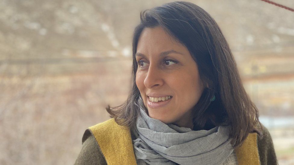 KristinHelene's tweet photo. 20ste dag van Richard Ratcliffe's #Hongerstaking.
Please, #SupportRichard.
Tonight at 6pm sing-along outside building Foreign Office.
#FreeNazanin
We blijven hopen op een doorbraak in Nazanin Zaghari-Ratcliffe's dossier.
#FreeNazanin
Photo Richard by @MarcDavenant https://t.co/ohiTaRCwVM
