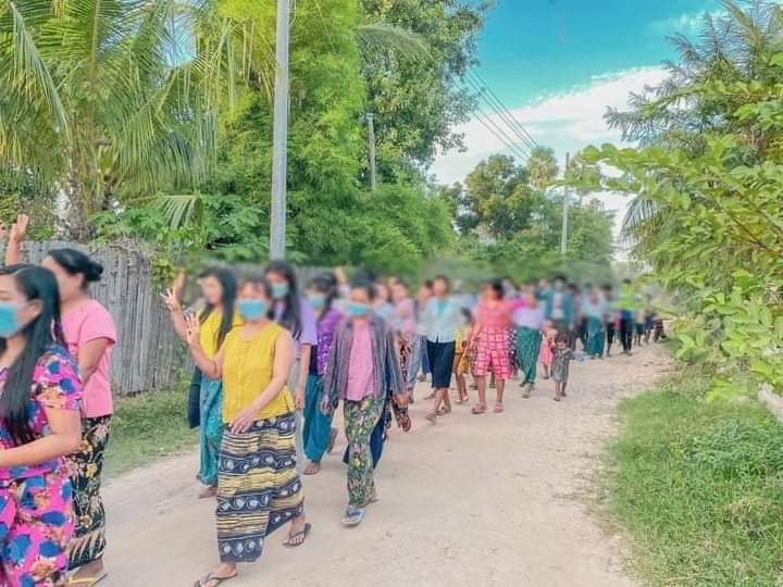 b3rry_y's tweet photo. People from Tengse are always going strong and never really miss a day to demonstrate against the terrorists.

#WarCrimesOfJunta #Nov12Coup  
#WhatsHappeningInMyanmar https://t.co/Py4yNyvfE0