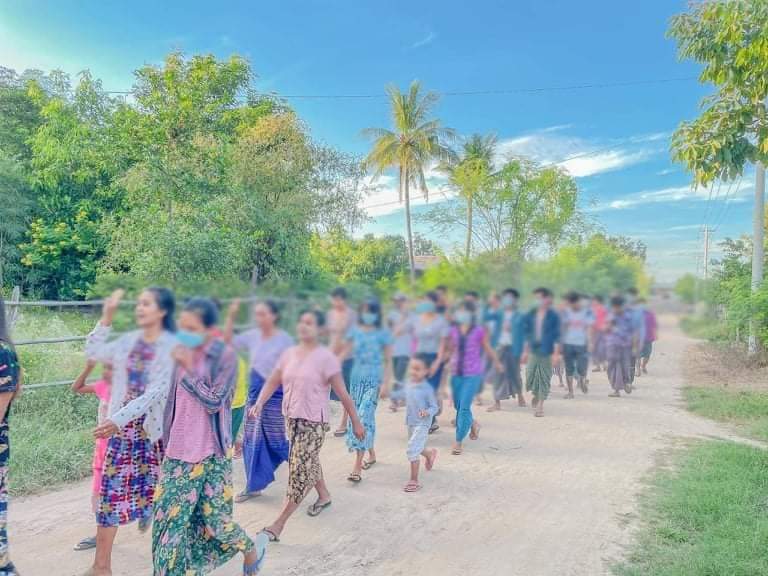 Instead of silencing their pro-democracy voices, residents in #Taze Tsp took to the streets in protest against the genocidal military dictatorship.
#WarCrimesOfJunta 
#Nov12Coup
#WhatsHappeningInMyanmar