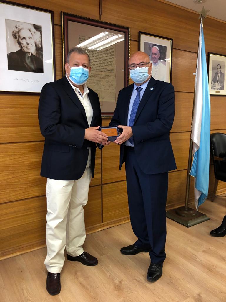 faceauach's tweet photo. El Decano de #Facea @UAustraldeChile, Prof. Juan Carlos Miranda recibió reconocimiento por parte del Rector de la Universidad Católica del Norte #UCN, Dr. Rodrigo Alda, en el marco del Encuentro Enefa 2021 #ASFAE realizado en dicha casa de estudios. https://t.co/Yvj3zFVMW9