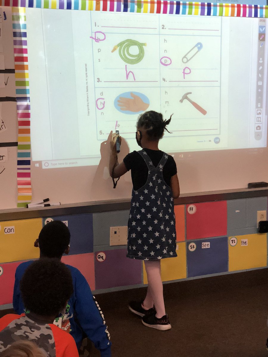 jeffersonkind's tweet photo. Completing our phonics activity with our magic pen! We love using technology to help us learn! #thejwcs https://t.co/Ea0unJfnCx