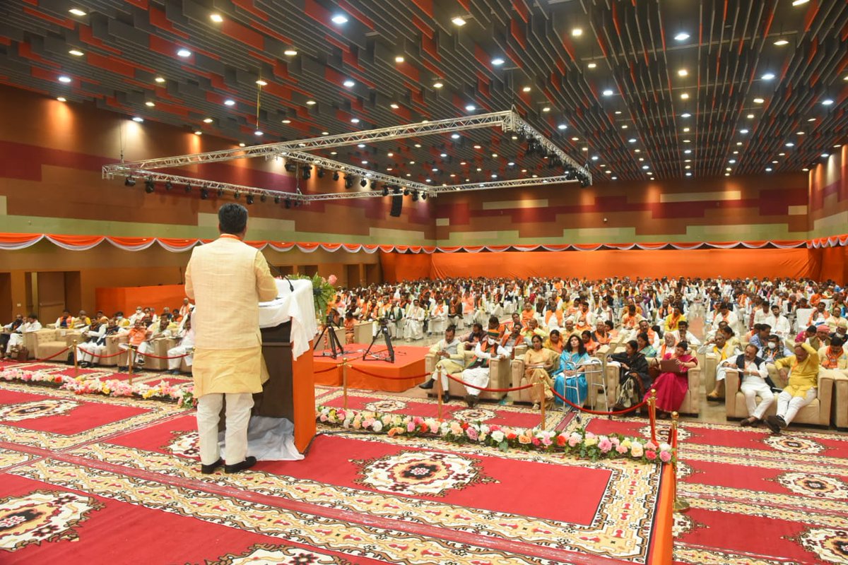 आज वाराणसी के पं. दीनदयाल उपाध्याय हस्तकला संकुल कार्यक्रम स्थल में विधानसभा प्रभारियों की प्रदेश बैठक को प्रदेश प्रभारी मा. राधामोहन सिंह जी के साथ संबोधित किया।
<a href="/BJP4UP/">BJP Uttar Pradesh</a> <a href="/RadhamohanBJP/">Radha Mohan Singh</a>