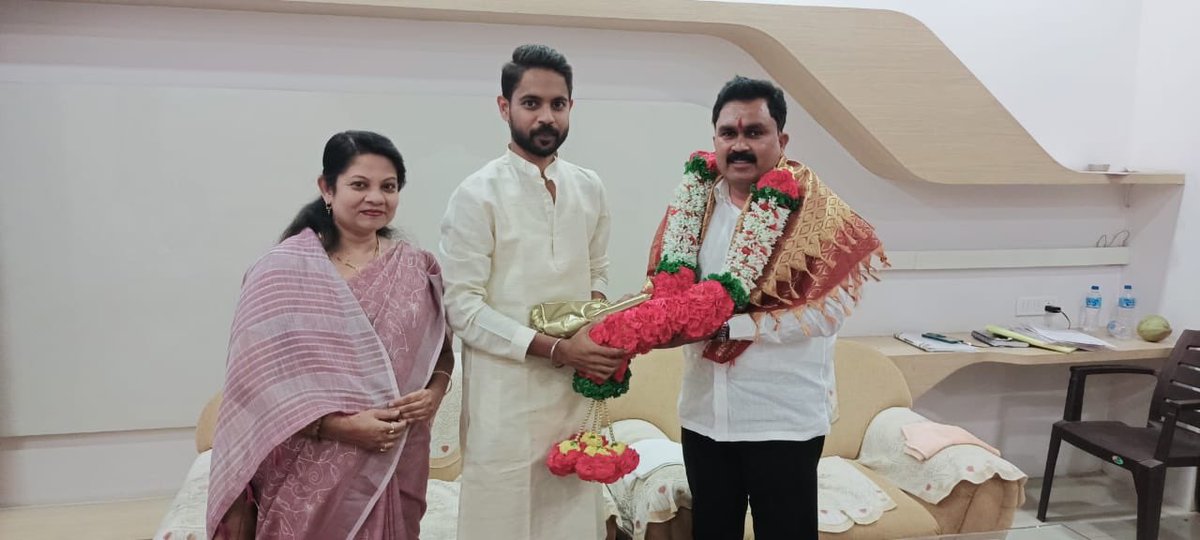 ShahinARDShaikh's tweet photo. मोहोळचे कर्तव्यदक्ष आमदार यशवंत माने साहेब यांचा वाढदिवसानिमीत्त सत्कार करताना सूरज शेख शाहीन शेख https://t.co/iaGggGwQAf