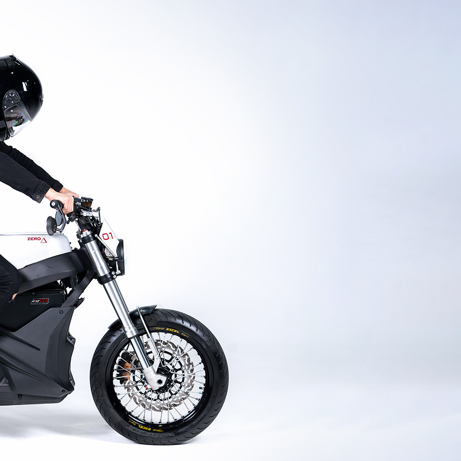 TheDailyRideUp's tweet photo. “Meta Tracker”

A 2016 Zero SR Electric Street Tracker By Grid Cycles

Grab Bag!

* 144 Nm of torque
* 60mph in 3.2 seconds
* Street tracker tail with 3-1 LED’s
* Storage hatch for your 6 pack
* ProTaper bars
* Vans ODI grips

#therideup #blaise #motorcycle #ride #moto https://t.co/EkPaa2Ij7z