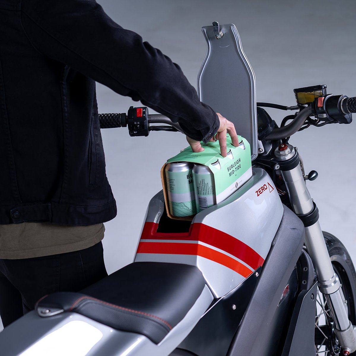 TheDailyRideUp's tweet photo. “Meta Tracker”

A 2016 Zero SR Electric Street Tracker By Grid Cycles

Grab Bag!

* 144 Nm of torque
* 60mph in 3.2 seconds
* Street tracker tail with 3-1 LED’s
* Storage hatch for your 6 pack
* ProTaper bars
* Vans ODI grips

#therideup #blaise #motorcycle #ride #moto https://t.co/EkPaa2Ij7z