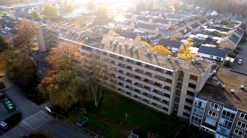 wonenlimburg's tweet photo. Over een paar maanden is deze betonnen kolos Petrusberg uit het straatbeeld verdwenen. Daarna bouwen we hier 31 duurzame woningen in de #socialehuur terug. Een mooi #welkomthuis in St. Odiliënberg! #circulairslopen #duurzaambouwen #nieuwbouw #welkomthuis #gemeenteroerdalen https://t.co/OeYX6LKVB7