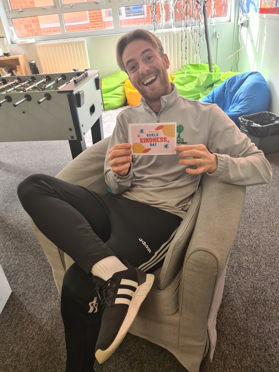 FGCS celebrates World Kindess Day. Staff receive messages of appreciation! <a href="/FgcsInfo/">Forest Gate Community School</a> @lisa905458 <a href="/MissTBegum/">Thahmina</a>