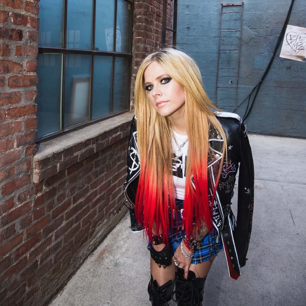 Avril Lavigne Daily 🇵🇭 Twitterissä: "New photo of Avril Lavigne on the  set of "Bite Me". She looks gorgeous! ❤💙 https://t.co/NRb0B87mge" / Twitter