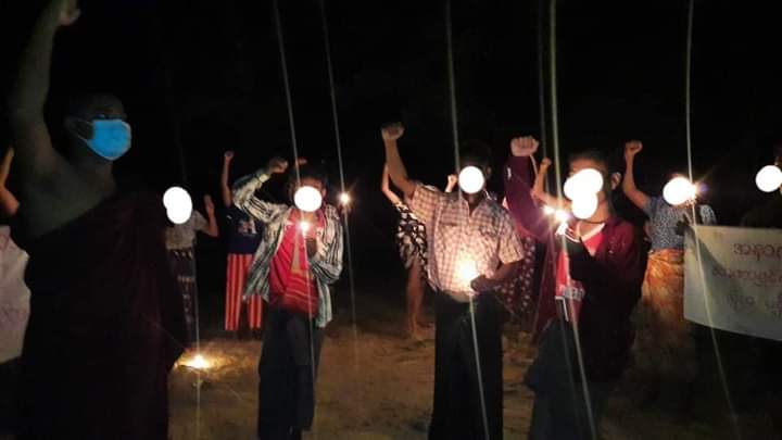 b3rry_y's tweet photo. A monk and protestors from Pyikyitakon held the night strike protesting against military dictatorship.

#WarCrimesOfJunta #Nov12Coup  
#WhatsHappeningInMyanmar https://t.co/l2qp9uGiy7