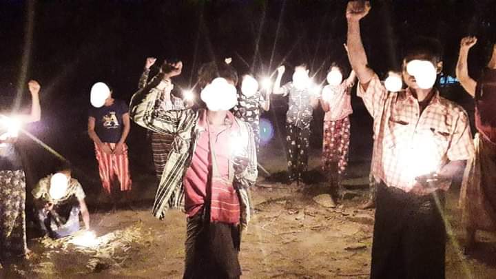 b3rry_y's tweet photo. A monk and protestors from Pyikyitakon held the night strike protesting against military dictatorship.

#WarCrimesOfJunta #Nov12Coup  
#WhatsHappeningInMyanmar https://t.co/l2qp9uGiy7