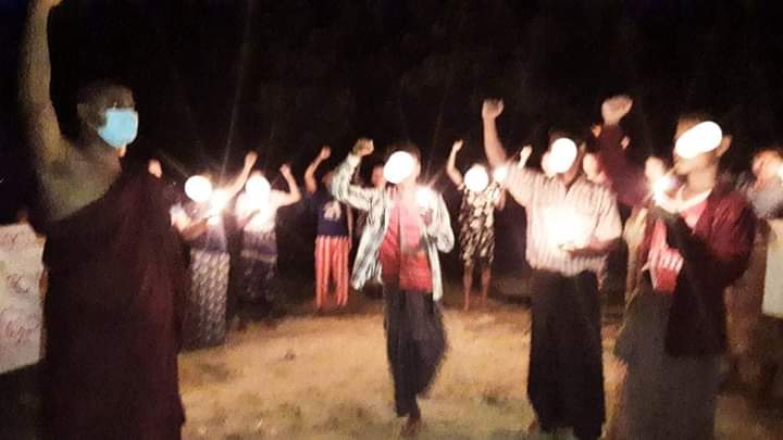 A monk and protestors from Pyikyitakon held the night strike protesting against military dictatorship.

#WarCrimesOfJunta #Nov12Coup  
#WhatsHappeningInMyanmar