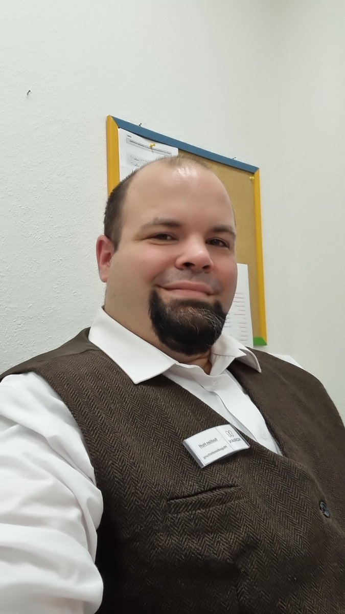 FlanellU's tweet photo. @seatisfaction Bin seit dem neuen Job auch nur noch mit Hemd, Weste und/oder Sakko unterwegs. #SeriösUke 🙈 https://t.co/54w3WsNnle