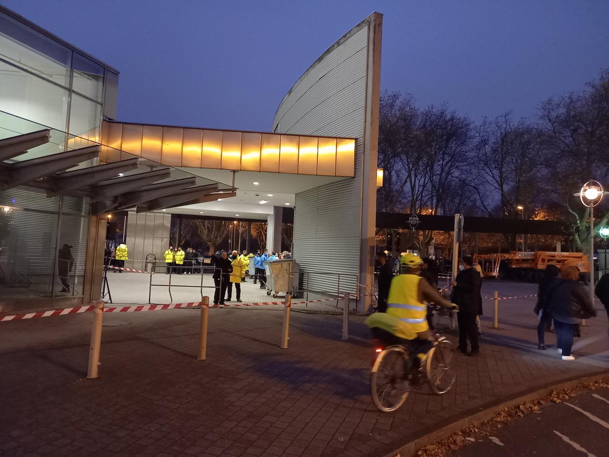 aufbruch_rad_do's tweet photo. Bei Sperrung #Westfalenhallenweg soll man #Umweg über Parkplatz, am Haupteingang vorbei zu den Rosenterrassen nehmen.
Gestern Kostprobe für Veranstaltungen: Menschenschlangen, Flatterband, Höllenchaos, Konflikte mit Fuß- und Parkplatzsuchverkehr.
#westfalenhallenwegBleibt https://t.co/qLYEIaMvLG