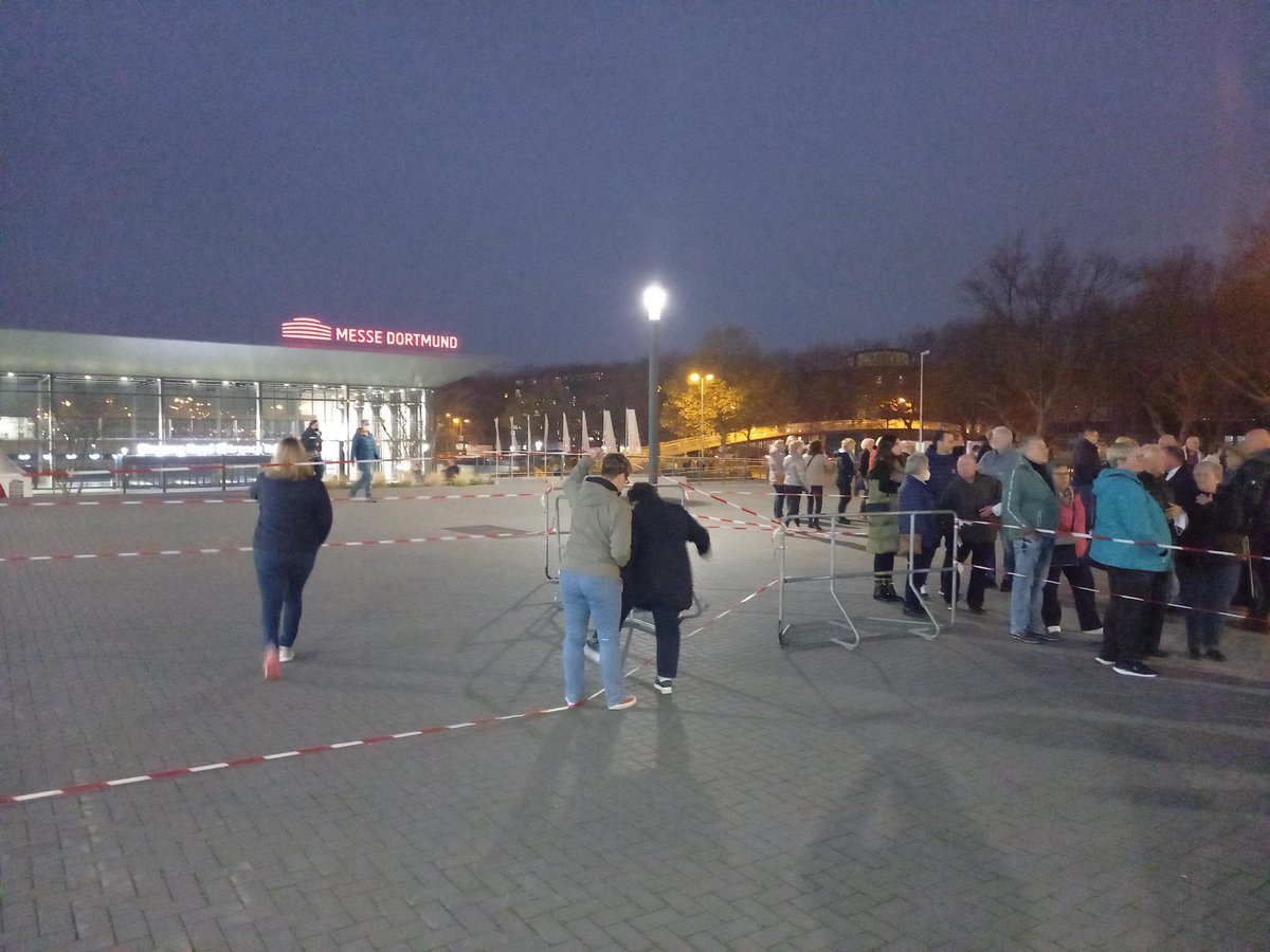 aufbruch_rad_do's tweet photo. Bei Sperrung #Westfalenhallenweg soll man #Umweg über Parkplatz, am Haupteingang vorbei zu den Rosenterrassen nehmen.
Gestern Kostprobe für Veranstaltungen: Menschenschlangen, Flatterband, Höllenchaos, Konflikte mit Fuß- und Parkplatzsuchverkehr.
#westfalenhallenwegBleibt https://t.co/qLYEIaMvLG