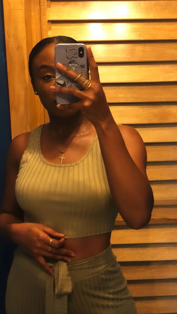 _nkor_'s tweet photo. Everything looks better with a smaller waist. #decemberbody🥳 https://t.co/ReqzCM3W0X