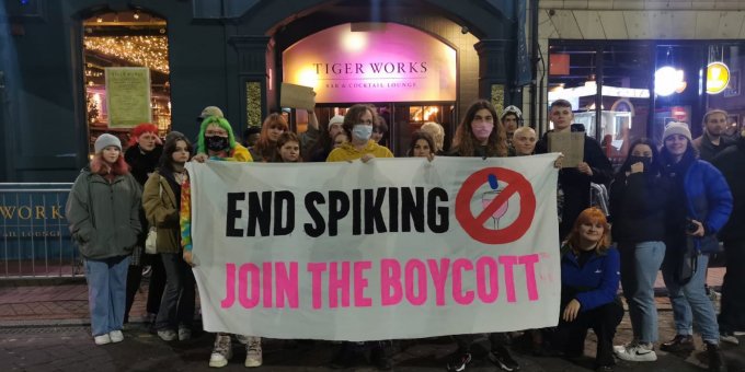 workersliberty's tweet photo. A report from women's rights protests in Sheffield.
https://t.co/MAoKsecJPj
#GirlsNightIn #Spiking #EndSpiking #WomensRights #Feminism #Sheffield https://t.co/UhBAf64OCs