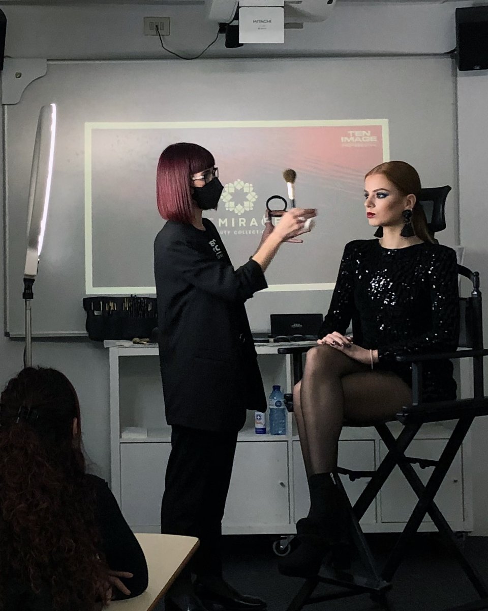 Estamos así 😍 con este look que creó Anabel Caballero para la Masterclass de maquillaje realizada junto a los profesionales de @alexandrecosmetics

¿Te atreverías a llevar este look elegante e intenso?

Modelo: @mariabesee