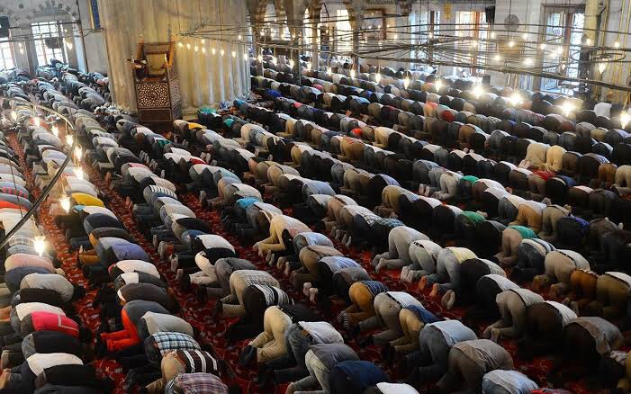 0Silent_man's tweet photo. Rabbime hamdolsun🤲🏼🤲🏼 Yeniden omuz omuza.
Camilerimizde sosyal mesafe şartı kaldırıldı. #SosyalMesafe https://t.co/Oql74QwEqz