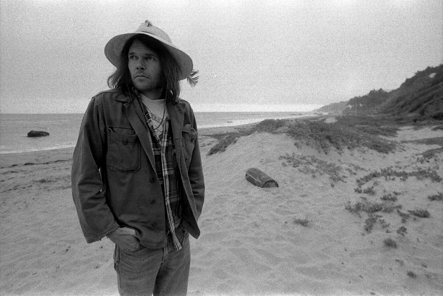 Happy 76th birthday to Neil Young, seen here on the beach in Malibu, 1975 (Henry Diltz) 