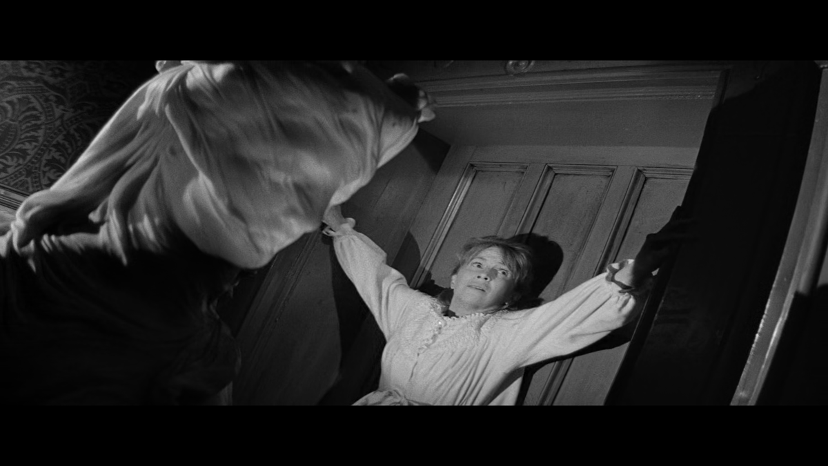 missPrin6Peach's tweet photo. The Haunting (1963) is, besides a disturbing look in a distorted psyche of the mind, a beautiful study of baroque and clair-obscure. https://t.co/zsTVwAUhBH