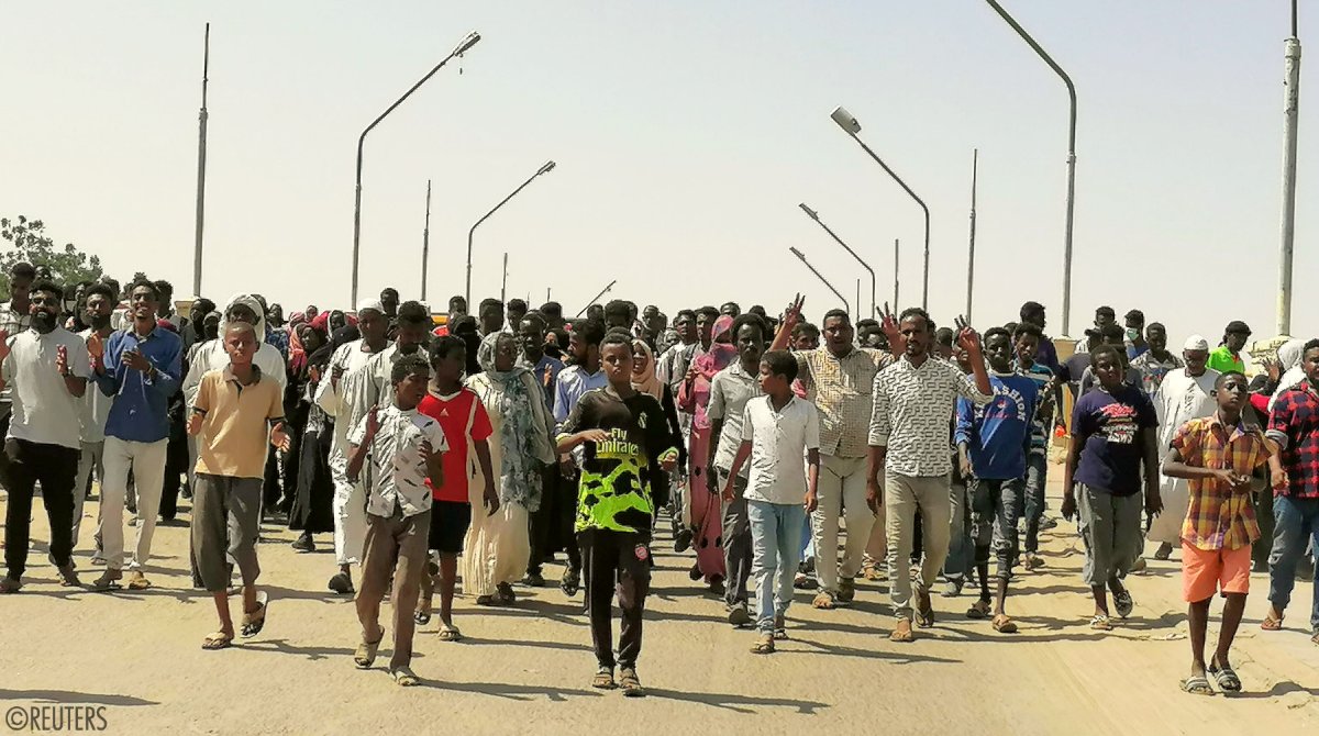UNHumanRights's tweet photo. 🇸🇩 #Sudan: Ahead of protests planned for tomorrow, we call on military leaders to ensure that the Sudanese people’s rights to freedom of expression and peaceful assembly are fully respected. All necessary steps must be taken to prevent further bloodshed: https://t.co/LlZajwzNo3 https://t.co/LU40kH7Io0