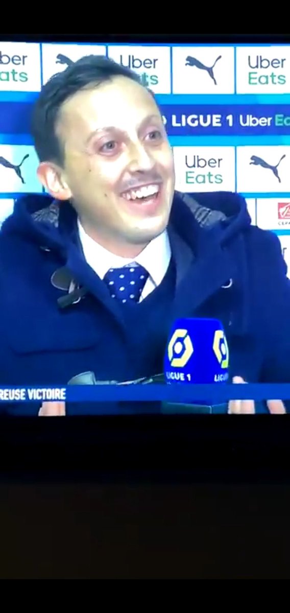STORPE4's tweet photo. Les supporters du barca quand ils ont vu Xavi revenir, les meme supporters quand ils ont vu le retour de Umtiti et Dani Alves https://t.co/fIeh0XlAmW