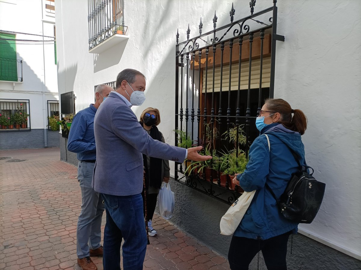 JusticiaJunta's tweet photo. 🙌🏻 Ayudamos al Ayuntamiento de #Albanchez a reparar los daños por las lluvias en la rambla de El Pozo para evitar derrumbes.
💰 El municipio ha recibido 42.500€ de #ayudas a las catástrofes.
👉🏻 DT en #Almería @JosLuisDelgadoV ha visitado la zona afectada junto al alcalde. https://t.co/FitfJLbHAm