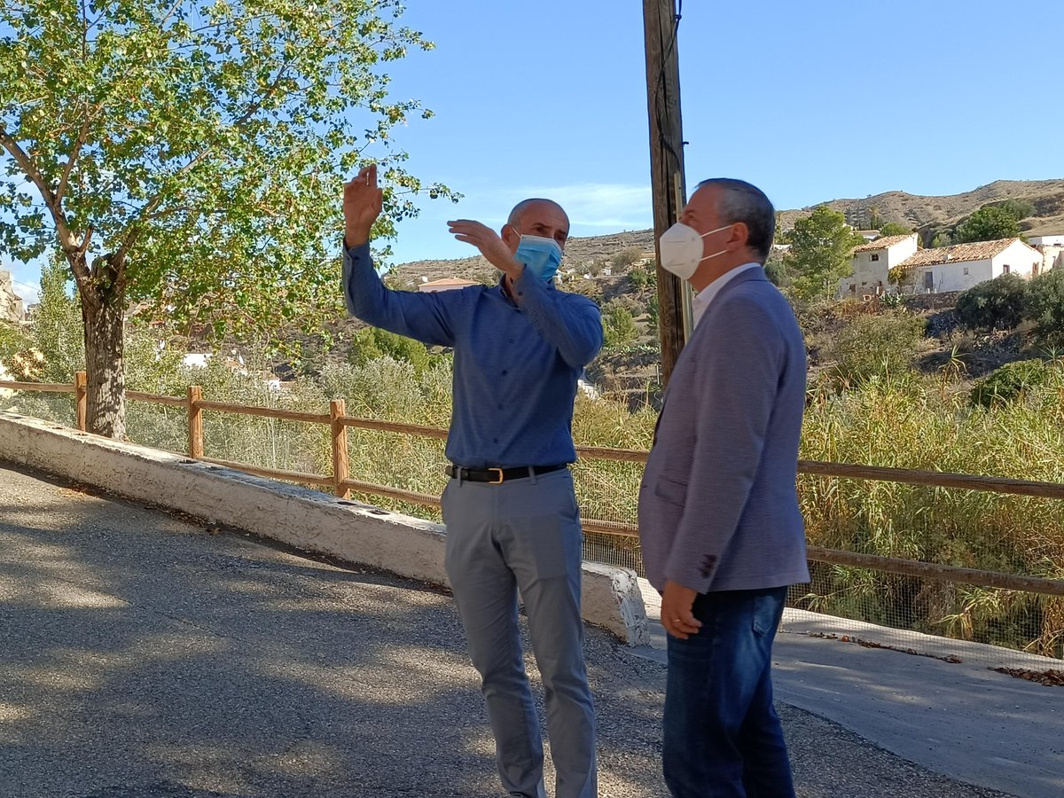 JusticiaJunta's tweet photo. 🙌🏻 Ayudamos al Ayuntamiento de #Albanchez a reparar los daños por las lluvias en la rambla de El Pozo para evitar derrumbes.
💰 El municipio ha recibido 42.500€ de #ayudas a las catástrofes.
👉🏻 DT en #Almería @JosLuisDelgadoV ha visitado la zona afectada junto al alcalde. https://t.co/FitfJLbHAm