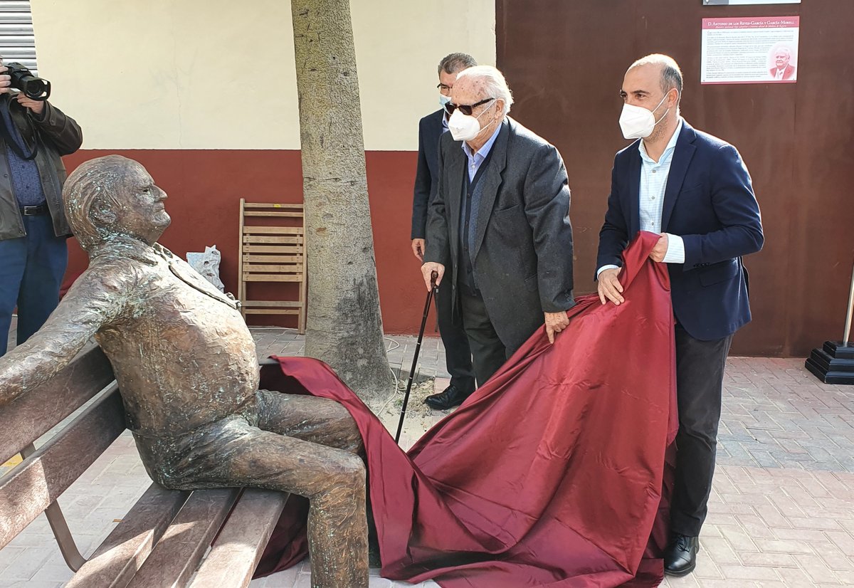AytMolinaSegura's tweet photo. #MolinadeSegura rinde homenaje al Cronista Oficial de la Villa, Antonio de los Reyes, al que dedica una plaza y le entrega el título de Hijo Adoptivo @AytMolinaSegura @CantEliseo https://t.co/4snCk9WQXk https://t.co/uZZ7VUV8qk