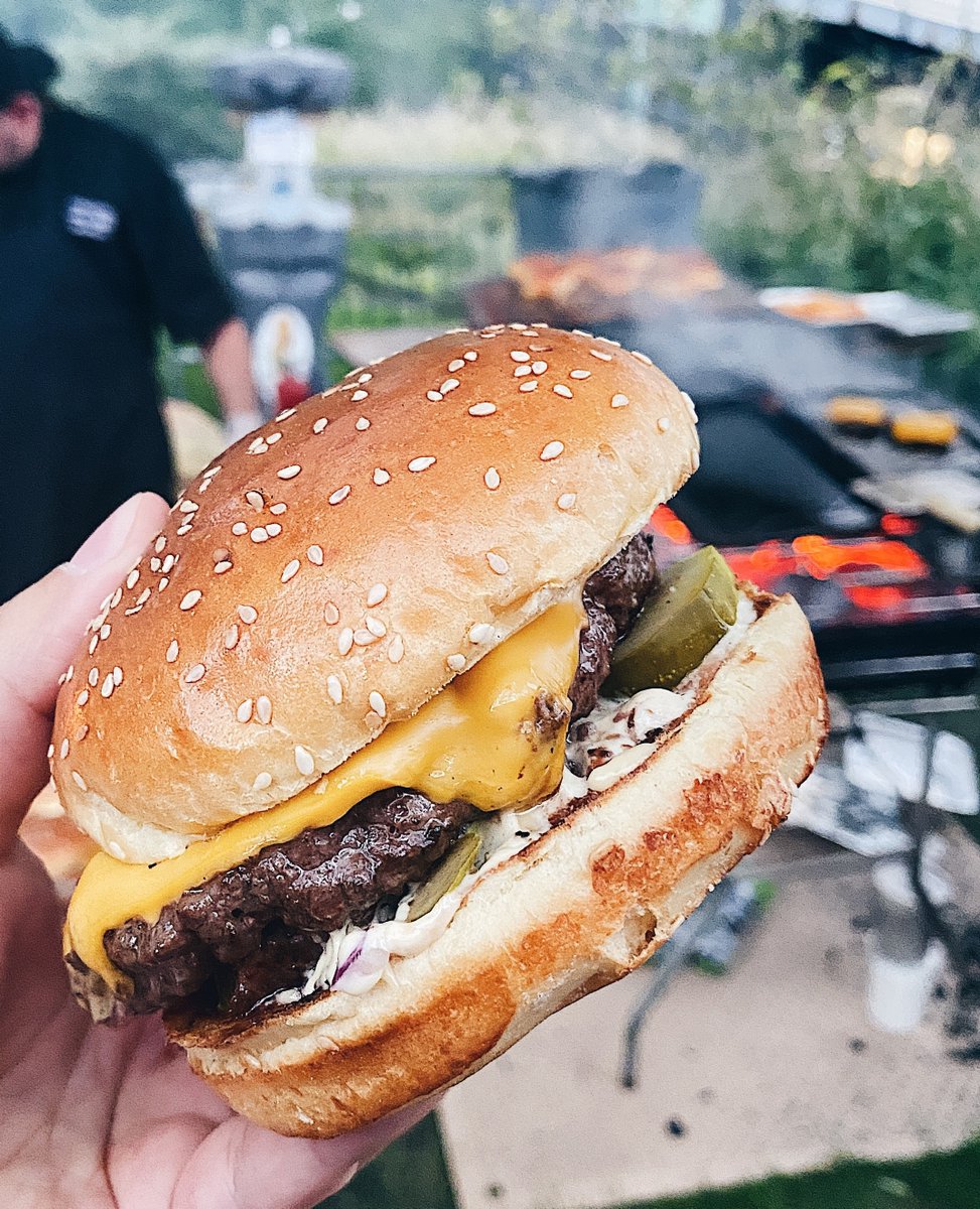 This is an epic burger created by <a href="/fabioviviani/">Fabio Viviani</a> from @sienatavern, @bombobar, @barsiena and @primeprovisions at @chicago_gourmet burger night⁠
⁠
The Bombo Burger
1946 Craft Burger⁠
Sharp American cheddar
Shaved red onion
Pickles
Sesame seed bun