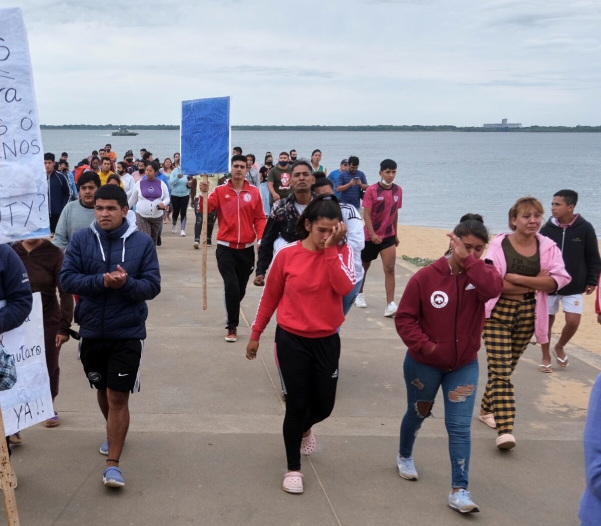 PampaRomanomich's tweet image. El caso de Lautaro Rosé no merece la atención de los medios como la inseguridad. La policía de Corrientes lo persiguió por tomarse una birra en una Costanera privatizada. Se tuvo que tirar al agua, no sabía nadar. No lo ayudaron mientras molían a palos a su amigo. Murió ahogado.