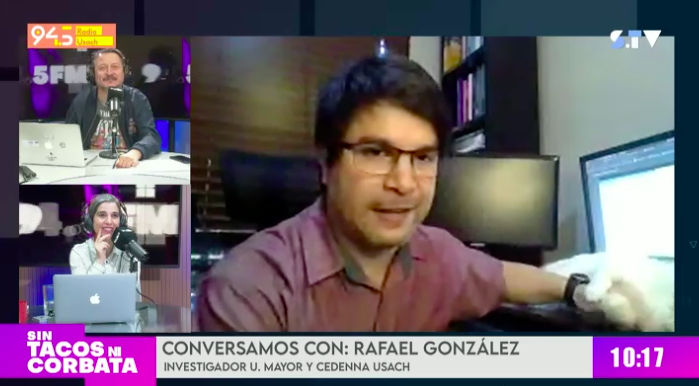 radiousach's tweet photo. 🔴🎙️Casos nuevos covid llegan a niveles de comienzo de año ¿Rebrote o tercera ola?
En #SinTacos conversamos con @rafaelg_fisica, investigador U. Mayor y asociado de
@CEDENNA @Usach, con quien analizamos de manera critica las cifras de la #NoOla.
📻 94.5 FM
📺50.1 @stgo_tv https://t.co/RWUFC6qXcp