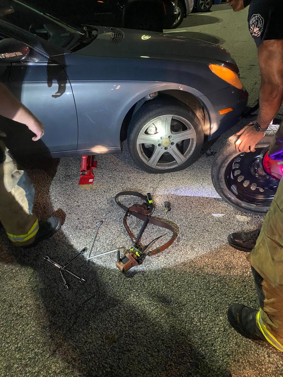 ffxfirerescue's tweet photo. The other evening, a motorist pulled into Station 22, Springfield, with a flat tire. Even though they had already responded to 16 incidents in 12 hours, Engine 422 C-Shift sprang into action to assist. #FCFRD personnel are always ready to help no matter day, time, or weather. https://t.co/XPCxyA11SH