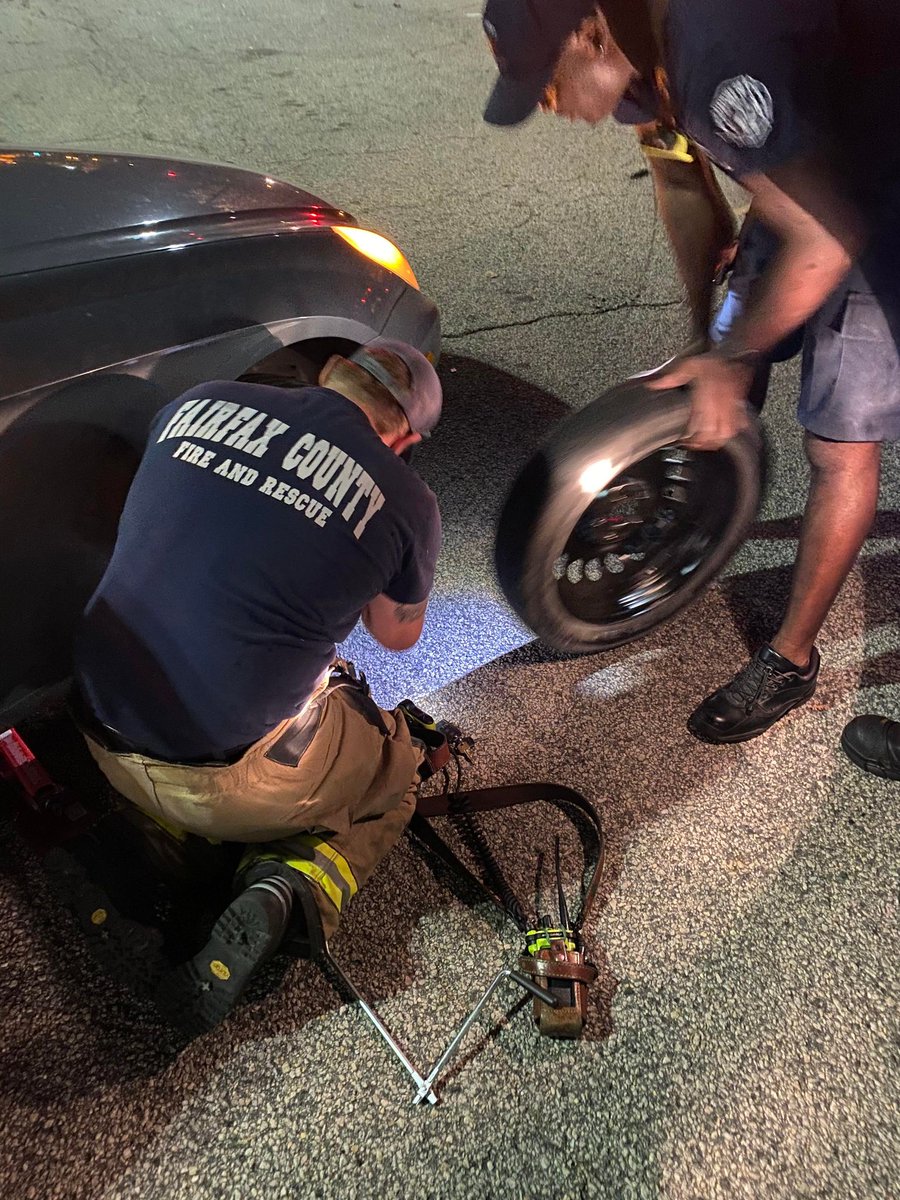 ffxfirerescue's tweet photo. The other evening, a motorist pulled into Station 22, Springfield, with a flat tire. Even though they had already responded to 16 incidents in 12 hours, Engine 422 C-Shift sprang into action to assist. #FCFRD personnel are always ready to help no matter day, time, or weather. https://t.co/XPCxyA11SH