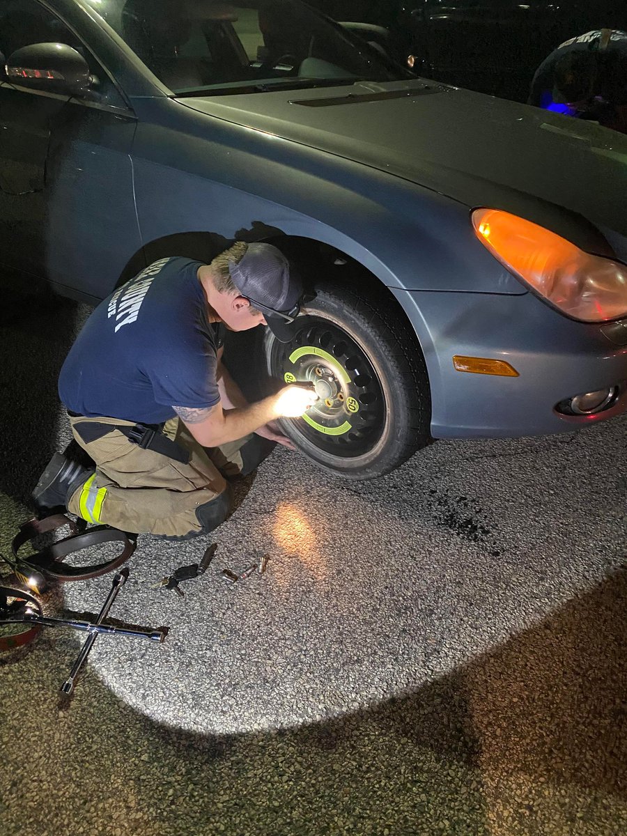 ffxfirerescue's tweet photo. The other evening, a motorist pulled into Station 22, Springfield, with a flat tire. Even though they had already responded to 16 incidents in 12 hours, Engine 422 C-Shift sprang into action to assist. #FCFRD personnel are always ready to help no matter day, time, or weather. https://t.co/XPCxyA11SH