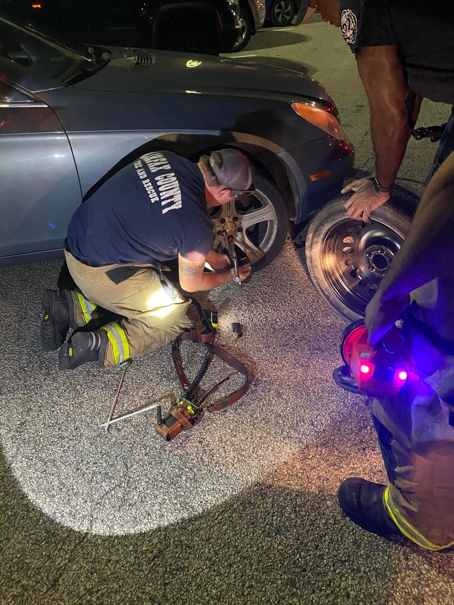 ffxfirerescue's tweet photo. The other evening, a motorist pulled into Station 22, Springfield, with a flat tire. Even though they had already responded to 16 incidents in 12 hours, Engine 422 C-Shift sprang into action to assist. #FCFRD personnel are always ready to help no matter day, time, or weather. https://t.co/XPCxyA11SH