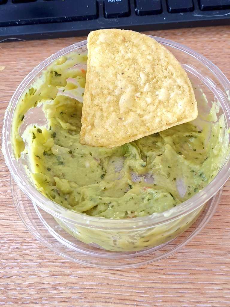 AnnaKaling's tweet image. This guacamole is heavy on the coriander and I'm not sure how I feel about it. 

Clearly I don't disapprove too much though.

How do you like your guac?

#ImportantIssues
