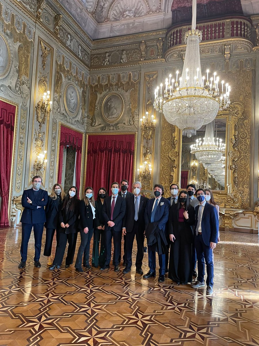 FFDelzio's tweet photo. L'epilogo (benaugurante) della lezione al #Quirinale degli allievi del #MasterLobby @LuissBusiness, che dirigo con orgoglio da 15 anni. Con un ringraziamento di cuore al Consigliere Guerrini per la sua straordinaria competenza e disponibilità @PBoccardelli @EnzoPeruffo https://t.co/dIr4BH9Eub