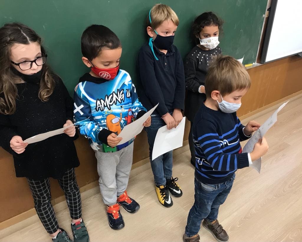 epiasabadell's tweet photo. TREBALL COOPERATIU
A primer hem fet algunes activitats cooperatives de Full Giratori. Primer de tot fem un bon modelatge per entendre bé l'estructura, després ens posem a treballar-la bé amb el nostre equip. Mica en mica ho anem aprenent.
#1RPRIPIASABADELL
#SUMMEMPIASABADELL https://t.co/EHnCKOri2Z