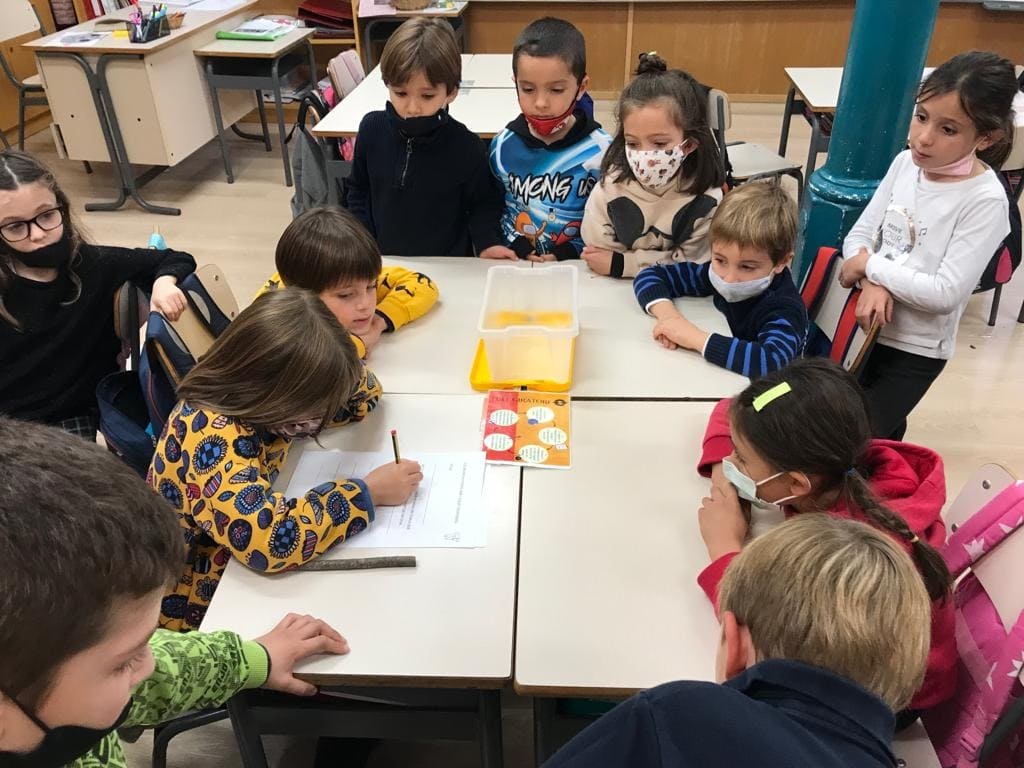 epiasabadell's tweet photo. TREBALL COOPERATIU
A primer hem fet algunes activitats cooperatives de Full Giratori. Primer de tot fem un bon modelatge per entendre bé l'estructura, després ens posem a treballar-la bé amb el nostre equip. Mica en mica ho anem aprenent.
#1RPRIPIASABADELL
#SUMMEMPIASABADELL https://t.co/EHnCKOri2Z
