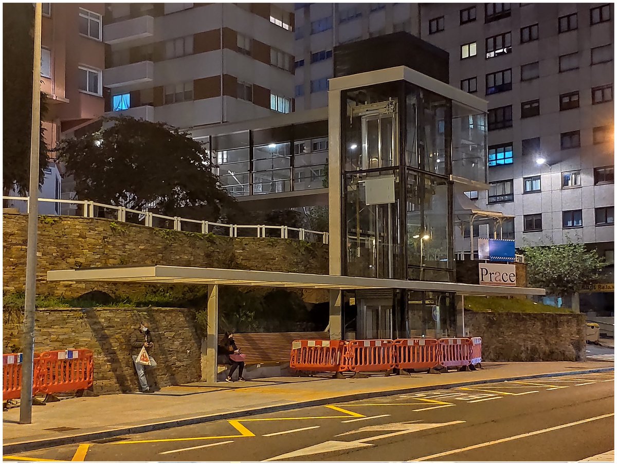 BlogBusurbano's tweet image. La #Par055 de Ctra. Pasaje / Avda. da Concordia #OsCastros está ya operativa y su ascensor terminado.

Por tanto, hoy se recupera la parada para las #Lín2A, #Lín12, #Lín17 y #Lín20.

Como podéis comprobar, los metropolitanos ya paraban hace unos cuantos días.