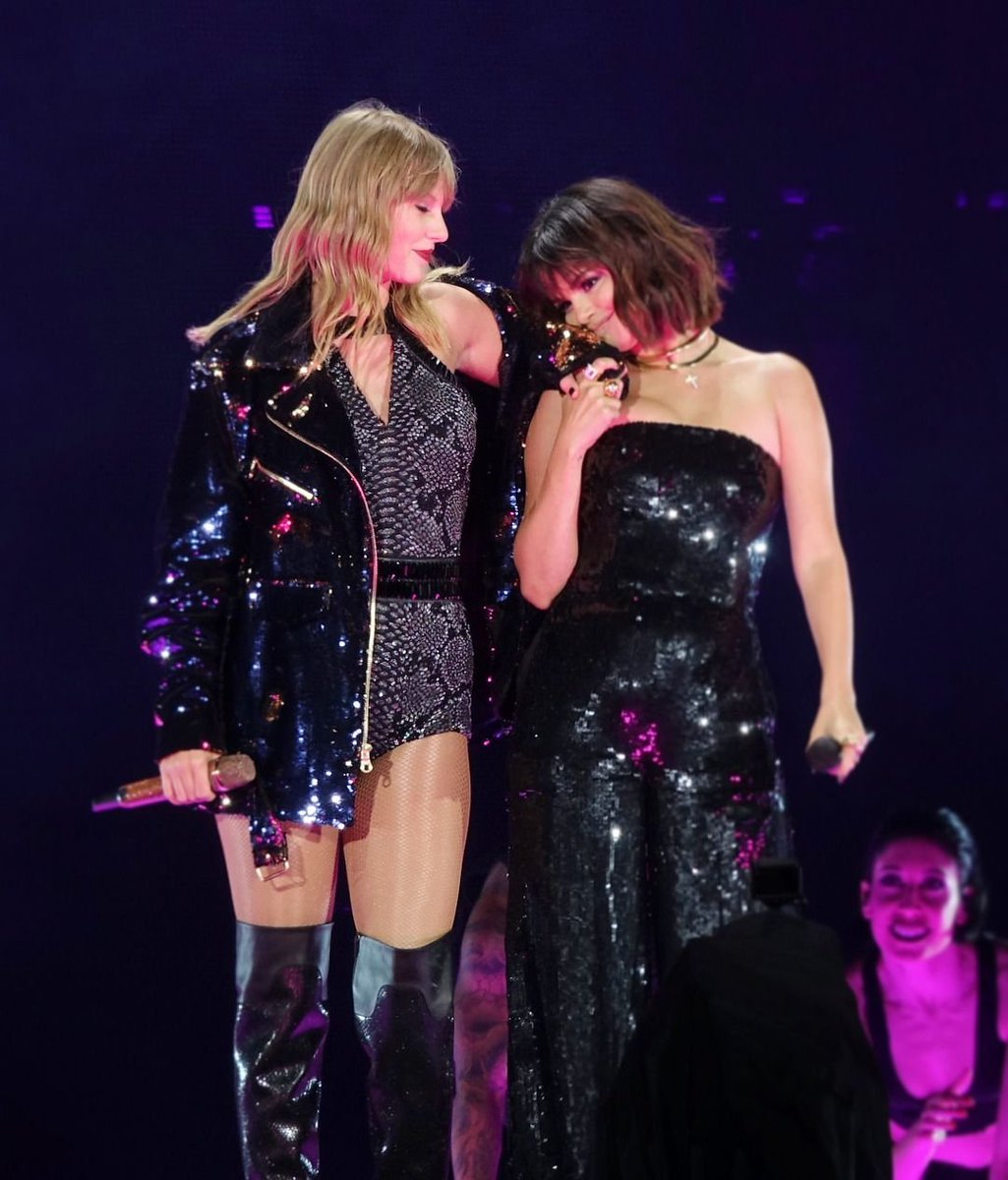 Gerasoundz's tweet photo. ELAS! Durante uma brincadeira no programa do Jimmy Fallon, Taylor Swift demonstrou seu amor pela moreninha: "Eu faria de tudo para falar sobre Selena Gomez. Tudo!" https://t.co/vAoVrZfkGl